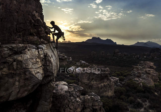 Montañista escalando una formación rocosa . - foto de stock