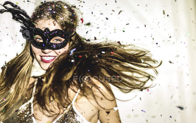 Jovem mulher no confetti festa . — Fotografia de Stock
