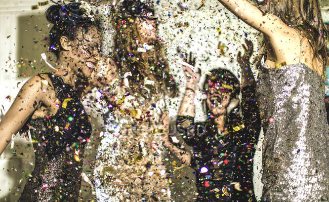 Giovani donne alla festa glitter . — Foto stock