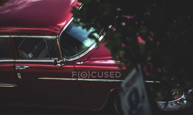 Tiro de ângulo alto de carro clássico — Fotografia de Stock