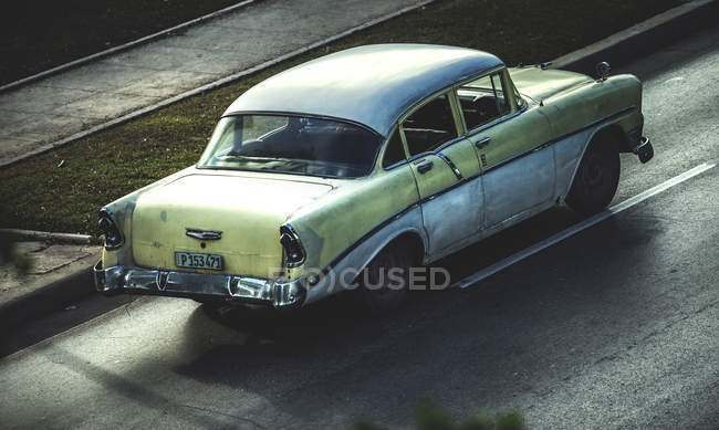 Tiro de ângulo alto de carro clássico — Fotografia de Stock