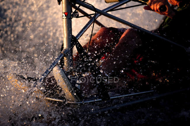 Persona montando un yate de arena . - foto de stock