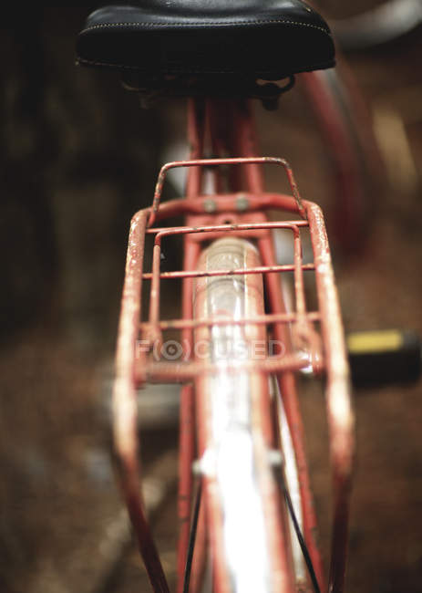 Rack de bicicleta vermelho . — Fotografia de Stock