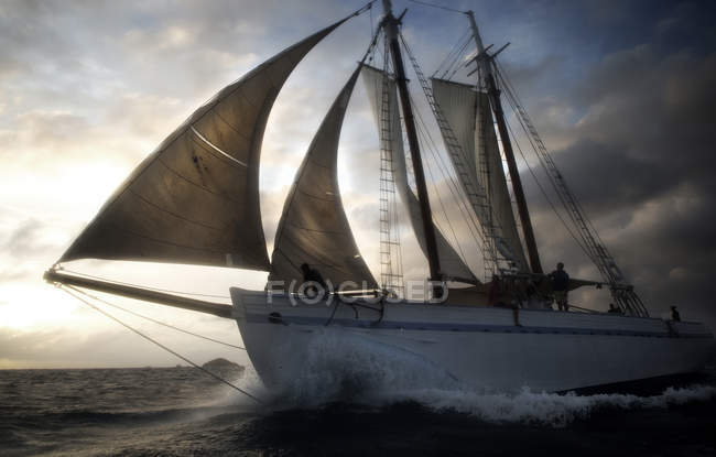 Sailing boat under sail on ocean — Stock Photo