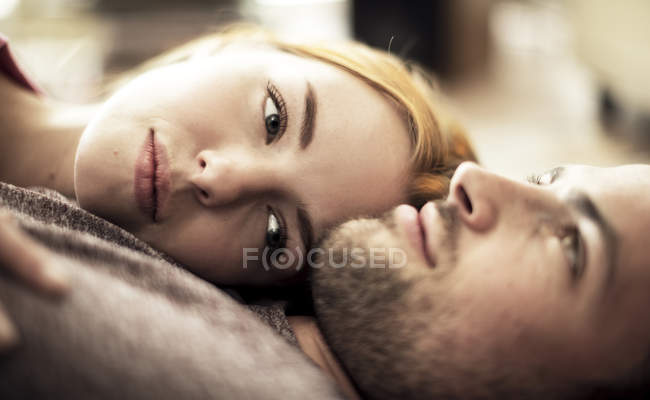 Пара, лежащая вместе — стоковое фото