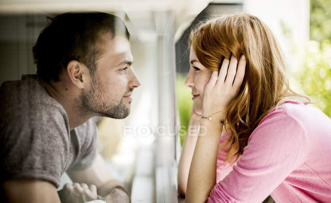 Couple smiling at each other — Stock Photo