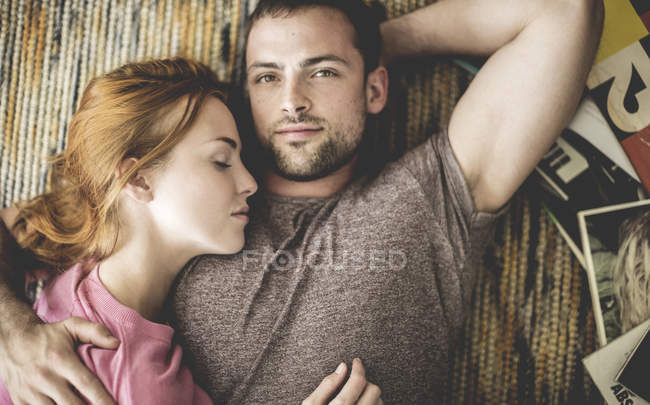 Couple couché ensemble — Photo de stock