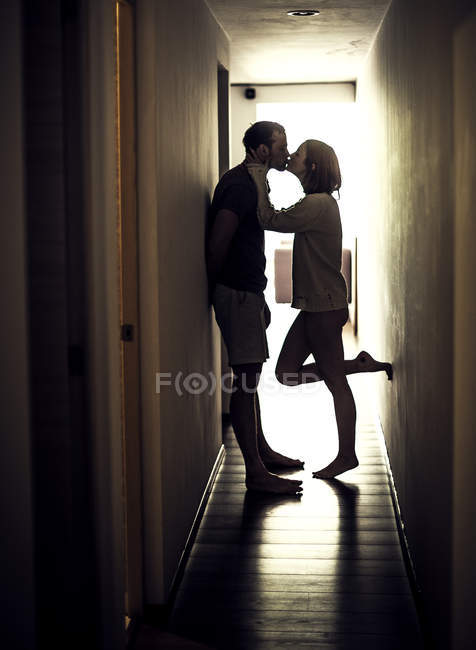 Пара целуется в коридоре . — стоковое фото