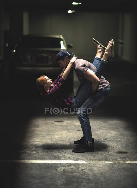 Casal dançando no estacionamento subterrâneo — Fotografia de Stock