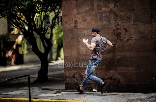 Homem dançando na calçada da cidade . — Fotografia de Stock