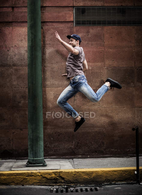 Uomo che balla sul marciapiede — Foto stock