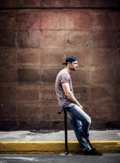 Чоловік сидить на вуличних меблях — стокове фото