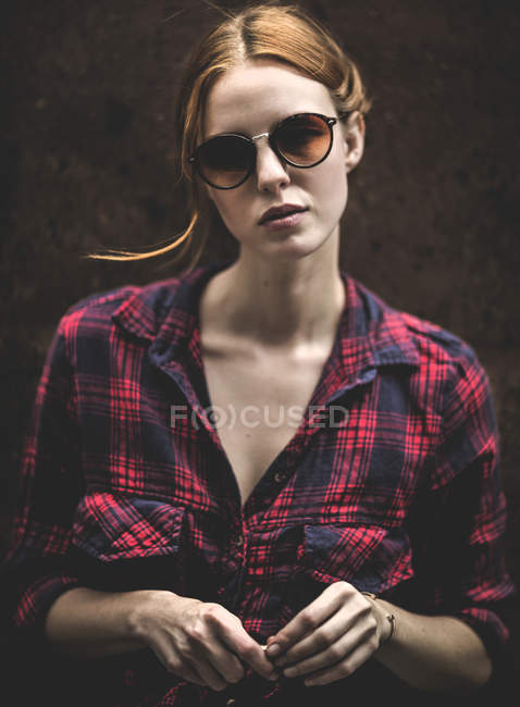 Donna con gli occhiali da sole — Foto stock