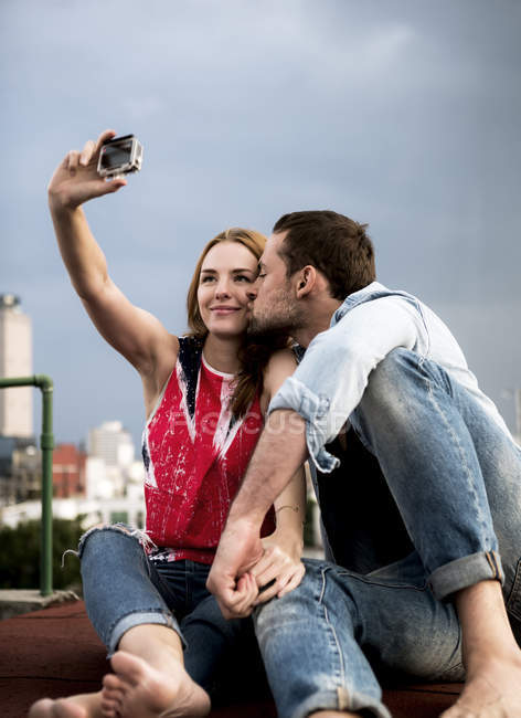 Paar posiert für Selfie — Stockfoto
