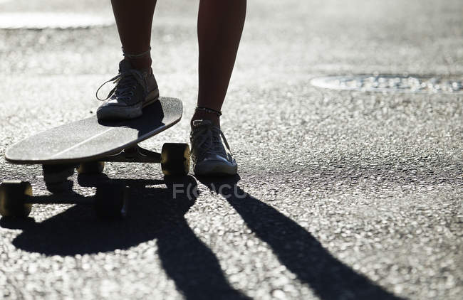 Человек на скейтборде — стоковое фото