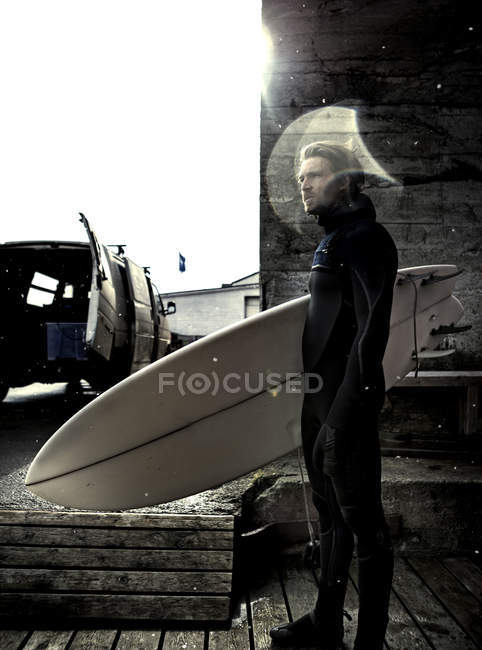 Surfeur portant une planche de surf — Photo de stock