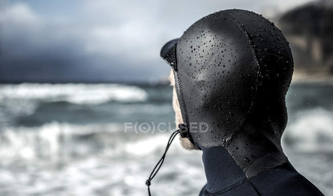 Серфер у гідрокостюмі з видом на море . — стокове фото