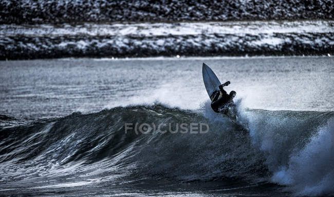 Молодой человек серфинг — стоковое фото