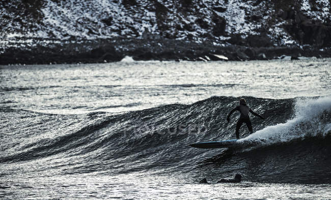 Людина серфінг на океані — стокове фото