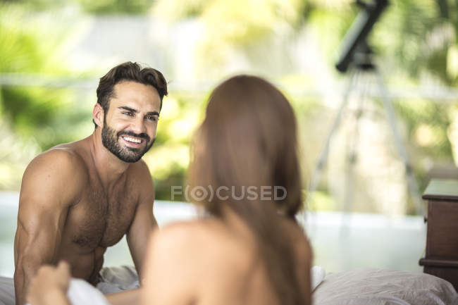 Mann und Frau sitzen auf dem Bett — Stockfoto