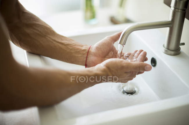 Persona lavándose las manos - foto de stock