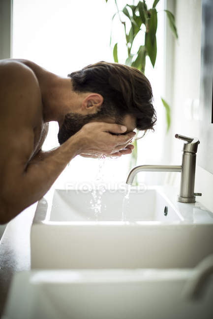 Hombre lavándose la cara. - foto de stock