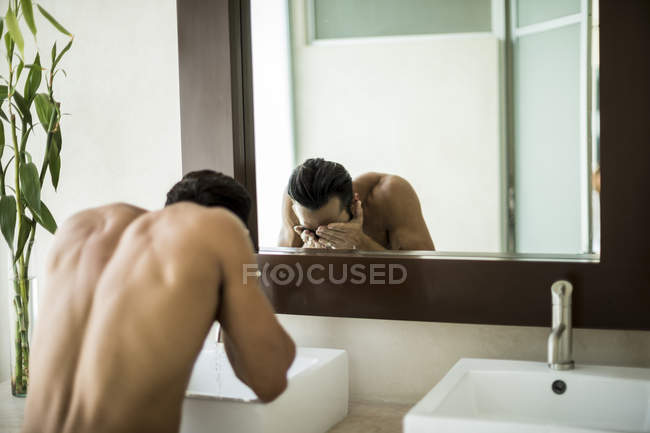 Uomo che si lava il viso. — Foto stock