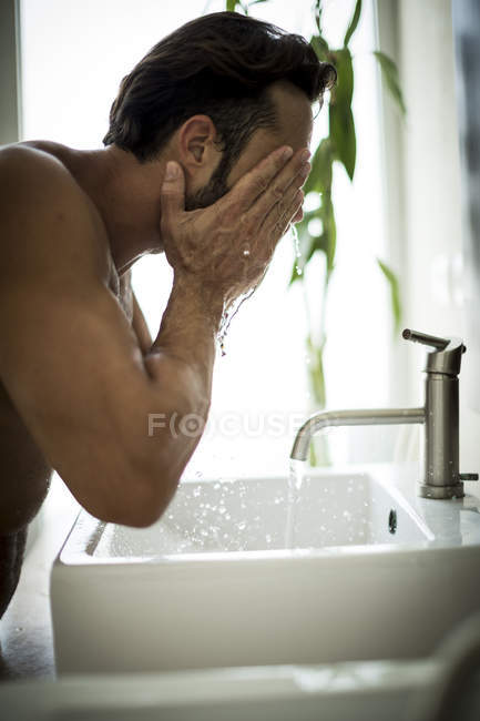 Man washing his face. — Stock Photo