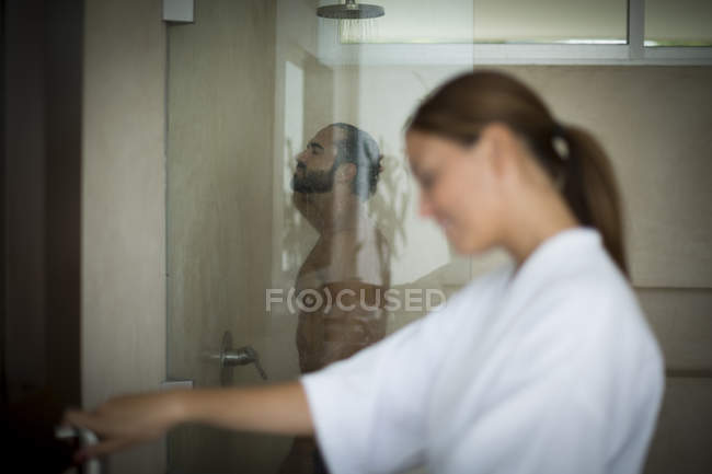 Homme et femme dans la salle de bain — Photo de stock