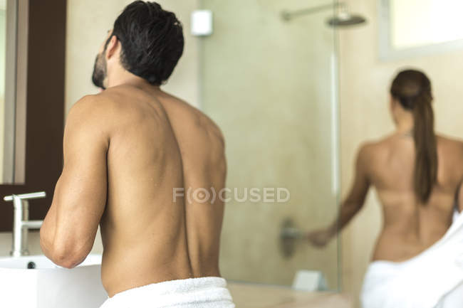 Mann steht am Waschbecken im Badezimmer — Stockfoto