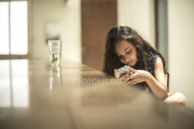 Mädchen sitzt und schaut auf Handy — Stockfoto