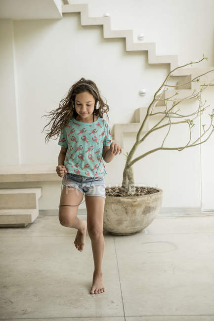 Menina correndo em casa . — Fotografia de Stock