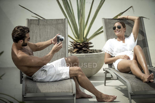 Man taking picture of woman — Stock Photo