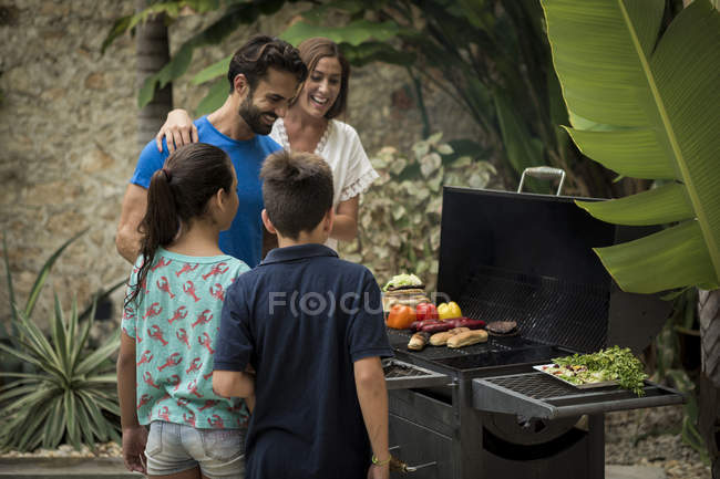 Família em pé no churrasco — Fotografia de Stock