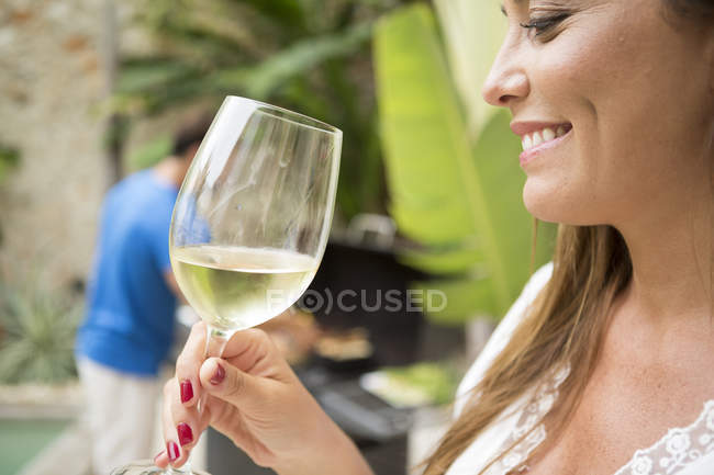 Femme tenant un verre de vin — Photo de stock
