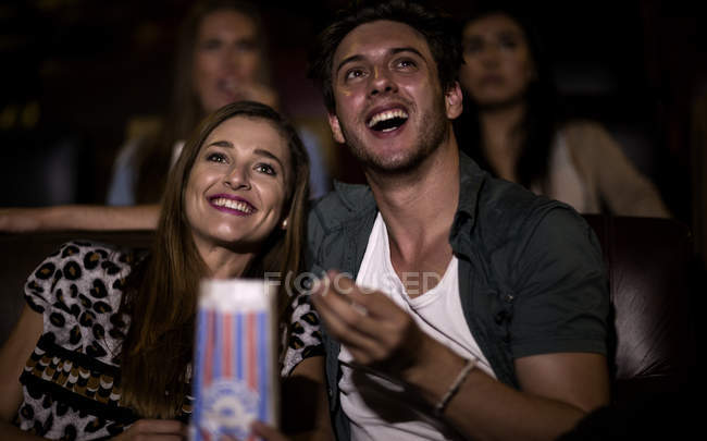 Молодь сидить у кінотеатрі — стокове фото