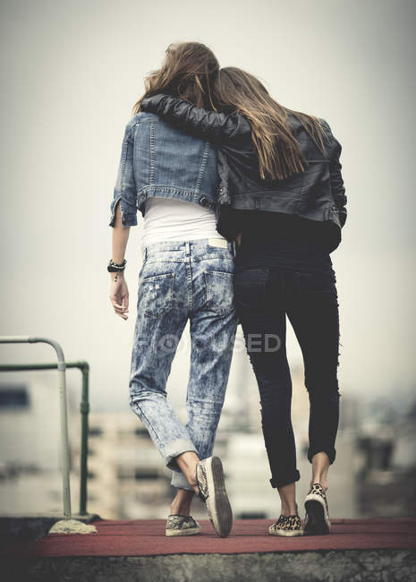 Young woman standing on rooftop — Stock Photo