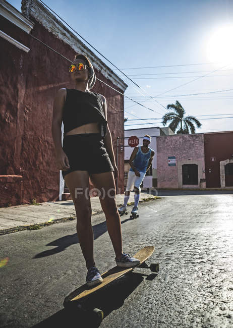 Mujer y hombre patinaje y patinaje sobre ruedas - foto de stock
