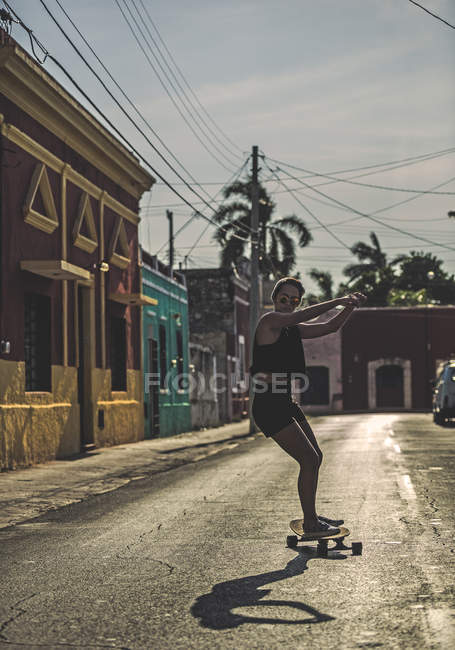 Femme équitation skateboard — Photo de stock