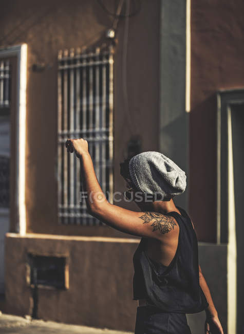 Woman walking along street — Stock Photo