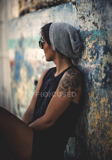 Young woman sitting down on street. — Stock Photo