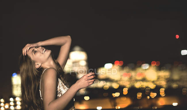 Молода жінка в імітованій вечірній сукні — стокове фото