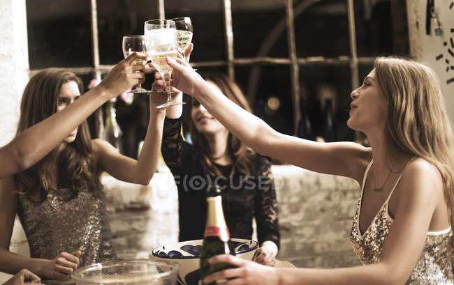 Група жінок на вечірці — стокове фото