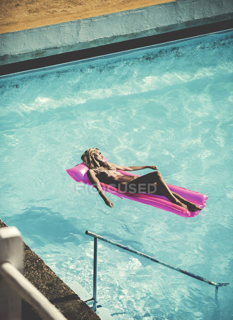 Junge Frau im Badeanzug — Stockfoto