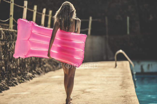 Giovane donna in costume da bagno — Foto stock