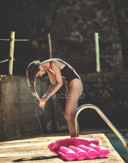 Jeune femme en maillot de bain — Photo de stock