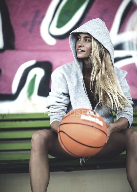 Молода жінка з баскетболом — стокове фото
