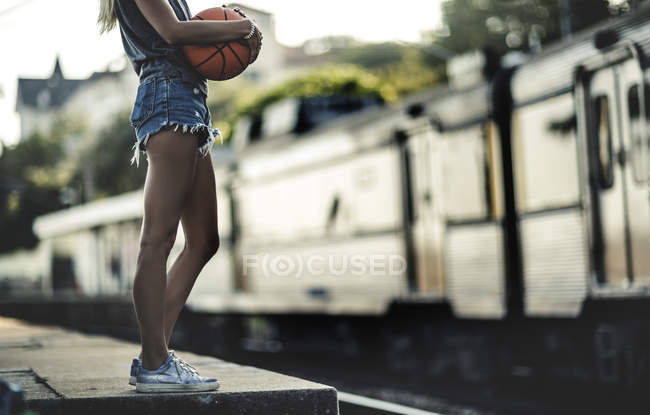 Junge Frau mit Basketball — Stockfoto
