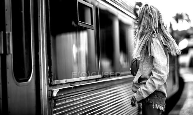 Donna in piedi sulla stazione ferroviaria — Foto stock