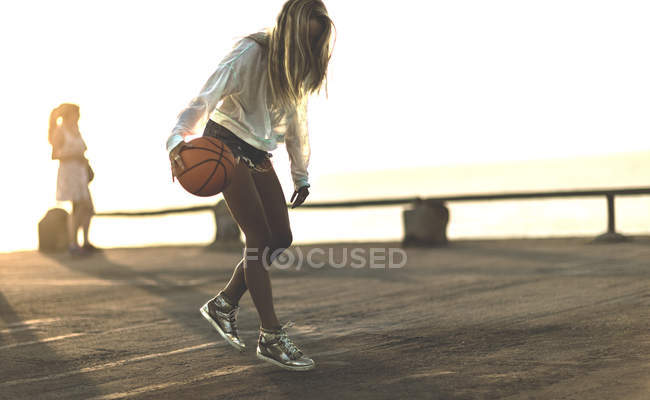Junge Frau mit Basketball — Stockfoto